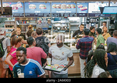 Barcelona Spanien, Katalonien Catalunya, Plaza Placa de Catalunya, McDonald's, Restaurant Restaurants Essen Essen Essen Essen Essen gehen Cafe Cafés Bistro, überfüllt, Counte Stockfoto