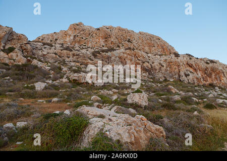 Kap Greko Nationalpark ansehen. Felsen, Hügel, Wiesen und Meer. Stockfoto