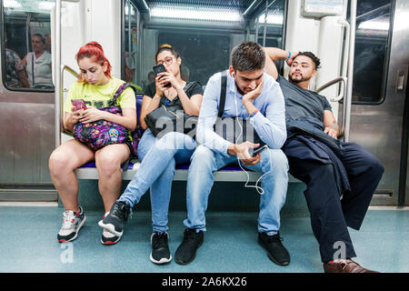 Barcelona Spanien, Katalonien Transports Metropolitans de Barcelona TMB, Metro, U-Bahn, S-Bahn, Zug, Passagiere Pendler Fahrer, sitzen, mit smartph Stockfoto