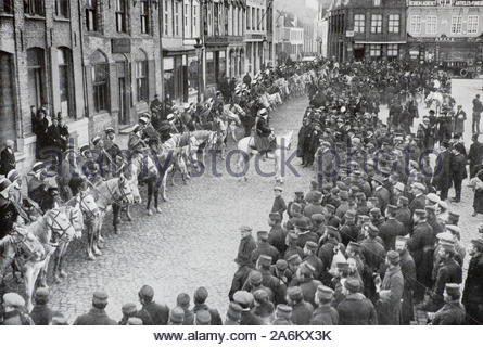 WW 1 Französisch algerischen Spahis Leichte Kavallerie in Furnes Marktplatz Belgien, vintage Foto von 1914 Stockfoto