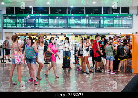 Barcelona Spanien, Katalonien Bahnhof Barcelona-Sants Renfe, Inneneinrichtung, Fahrgäste Pendler, Ticketautomaten, Abflugtafel, Frau, Mann, q Stockfoto