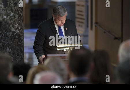 Oktober 24, 2019, Washington, District of Columbia, USA: United States Vertreter Mark Wiesen (Republikaner von North Carolina) Pausen, wie er während des Memorial Services für sein enger Freund uns Vertreter Elijah Cummings (Demokrat von Maryland) in der Statuary Hall spricht an der U.S. Capitol in Washington, DC, USA, 24. Oktober 2019. . Credit: Joshua Roberts/Pool über CNP/AdMedia (Credit Bild: © Joshua Roberts/AdMedia über ZUMA Draht) Stockfoto