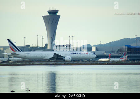 SAN FRANCISCO, California, United States - Jun 27th, 2018: Air Traffic Control Tower am Flughafen San Francisco SFO mit Luft Stockfoto