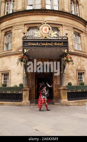 Eine Piper vor dem Grand Central Hotel am Hauptbahnhof von Glasgow, Schottland, Großbritannien Stockfoto