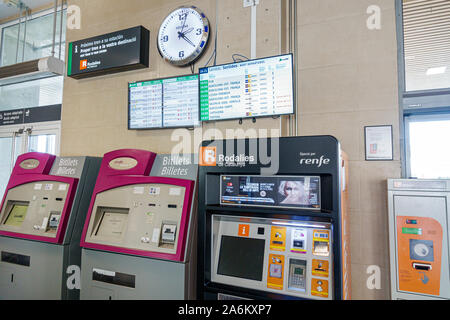 Tarragona Spanien Hispanic Catalonia Renfe Bahnhof, Inneneinrichtung, Fahrkartenautomaten, Abflugtafel, Uhr, ES190825071 Stockfoto