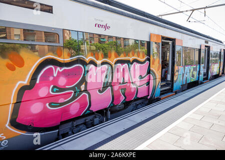 Tarragona Spanien Hispanic Catalonia Renfe Bahnhof, angehalten, Graffiti, leerer Bahnsteig, ES190825068 Stockfoto