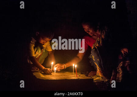 Kolkata, Indien. 27 Okt, 2019. Eine Frau und ihr Kind Kerzen in einem Dorf etwa 160 km entfernt von Kolkata, Indien, am Okt. 27, 2019. Das Festival der Lichter', oder 'eepawali Diwali, wird in Indien am Sonntag gefeiert, mit Häusern mit bunten Lichtern und irdenen Lampen geschmückt, und die Menschen den Austausch von Süßigkeiten und platzen Böller. Quelle: Xinhua/Alamy leben Nachrichten Stockfoto