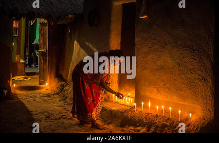 Kolkata, Indien. 27 Okt, 2019. Eine Frau leuchten Kerzen in einem Dorf etwa 160 km entfernt von Kolkata, Indien, am Okt. 27, 2019. Das Festival der Lichter', oder 'eepawali Diwali, wird in Indien am Sonntag gefeiert, mit Häusern mit bunten Lichtern und irdenen Lampen geschmückt, und die Menschen den Austausch von Süßigkeiten und platzen Böller. Quelle: Xinhua/Alamy leben Nachrichten Stockfoto