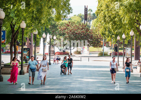 Tarragona Spanien Hispanic Catalonia Rambla Nova,Fußgänger-Promenade,von Bäumen gesäumter Park,Frau,Mann,Paar,Familie,Bummeln,ES190825082 Stockfoto