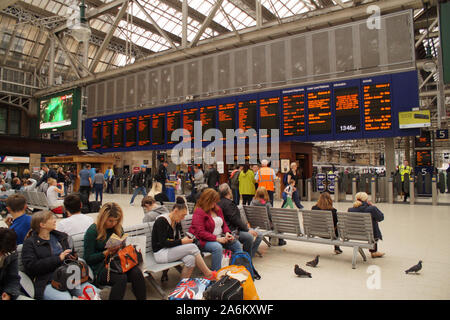 Abflugbereich und Bahnhofshalle von Glasgow Central Bahnhof, Glasgow, Schottland Stockfoto