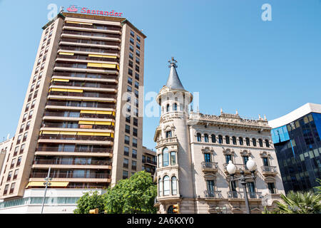 Tarragona Spanien Hispanic Catalonia Rambla Nova,Handelskammer,historisches Gebäude,von Antoni Pujol,1929,Santander Bank Gebäude,kontrastierender Architekt Stockfoto