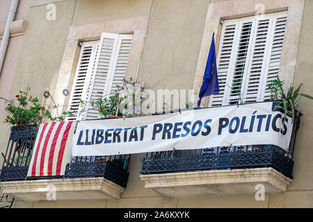 Tarragona Spanien Hispanic Catalonia Rambla Nova,Gebäude,Balkon,Schild,freie politische Gefangene,katalanische Unabhängigkeitsbewegung,ES190825099 Stockfoto