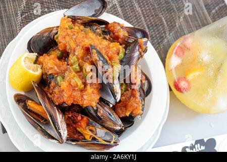 Tarragona Spanien Hispanic Catalonia Eixample,Cafe Teatre, Restaurant,Essen im Freien,Getränke,weiße Sangria,Muscheln,ES190825110 Stockfoto