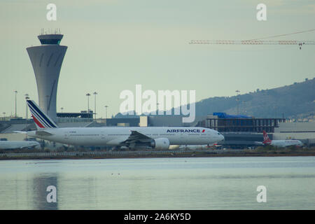 SAN FRANCISCO, California, United States - Jun 27th, 2018: Air Traffic Control Tower am Flughafen San Francisco SFO mit Luft Stockfoto