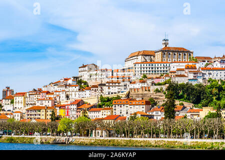 Coimbra, Portugal: Querformat der Universität Hügel am Ufer des Mondego Fluss, ein UNESCO World Heritage Centre Stockfoto