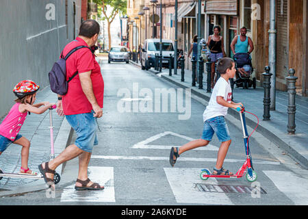Tarragona Spanien, lateinamerikanisches Latein, Katalonien Katalonien, Teil Alta, historisches Viertel, enge Straße, Mann Männer Erwachsene Erwachsene Erwachsene, Junge Jungen Junge Jungen Männer männlich k Stockfoto
