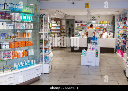 Tarragona Spanien Hispanic Katalonien Rambla Nova,Apotheke,Drogerie,Produktausstellkoffer,innen,innen,Theke,Mann,Frau,Kunde,Angestellter,Hispanic,ES19 Stockfoto