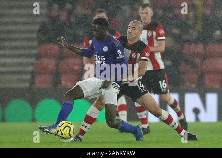 SOUTHAMPTON, England. 25. Oktober Southampton Mittelfeldspieler Oriol Romeu Schlachten mit Leicester midfielder Wilfred Ndidi während der Premier League Match zwischen Southampton und Leicester City im St. Mary's Stadium, Southampton am Freitag, den 25. Oktober 2019. (Credit: Jon Bromley | MI Nachrichten) das Fotografieren dürfen nur für Zeitung und/oder Zeitschrift redaktionelle Zwecke verwendet werden, eine Lizenz für die gewerbliche Nutzung erforderlich Stockfoto