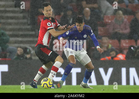 SOUTHAMPTON, England. 25. Oktober Southampton defender Maya Yoshida Schlachten mit Leicester City vorwärts Ayoze Perez während der Premier League Match zwischen Southampton und Leicester City im St. Mary's Stadium, Southampton am Freitag, den 25. Oktober 2019. (Credit: Jon Bromley | MI Nachrichten) das Fotografieren dürfen nur für Zeitung und/oder Zeitschrift redaktionelle Zwecke verwendet werden, eine Lizenz für die gewerbliche Nutzung erforderlich Stockfoto