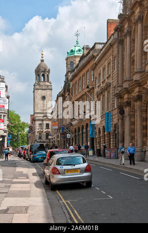 Blick entlang Mais Straße von Bristol. Turm von Allerheiligen Kirche im Hintergrund. England. Stockfoto
