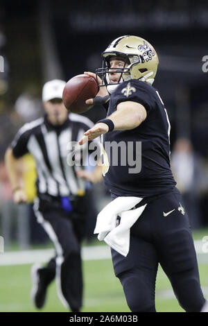 New Orleans, USA. 27 Okt, 2019. New Orleans Saints Quarterback Drew Brees sieht gegen die Arizona Cardinals in New Orleans, Louisiana, USA am 27. Oktober 2019 zu übermitteln. Credit: Dan Anderson/ZUMA Draht/Alamy leben Nachrichten Stockfoto