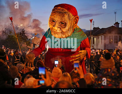 Menschenmassen beobachten die Macnas Halloween Parade seine Weise durch das Stadtzentrum von Galway. PA-Foto. Bild Datum: Sonntag, 27. Oktober 2019. Die Parade wurde mit dem Titel Danse Macabre. Siehe PA Geschichte soziale Halloween. Photo Credit: Niall Carson/PA-Kabel Stockfoto