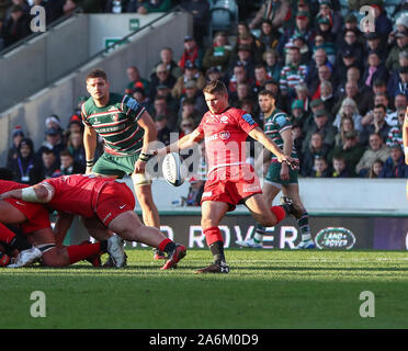 Leicester, Großbritannien. 27 Okt, 2019. English Premiership Rugby, Tiger gegen Sarazenen; Richard Wigglesworth der Sarazenen Kicks klar von der Basis eines Scrum - Redaktionelle Verwendung Credit: Aktion Plus Sport Bilder/Alamy leben Nachrichten Stockfoto