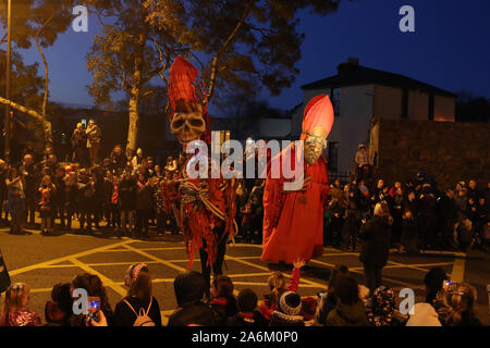 Menschenmassen beobachten die Macnas Halloween Parade seine Weise durch das Stadtzentrum von Galway. Stockfoto