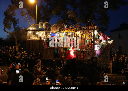 Menschenmassen beobachten die Macnas Halloween Parade seine Weise durch das Stadtzentrum von Galway. Stockfoto