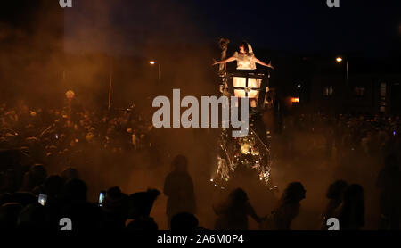 Menschenmassen beobachten die Macnas Halloween Parade seine Weise durch das Stadtzentrum von Galway. Stockfoto