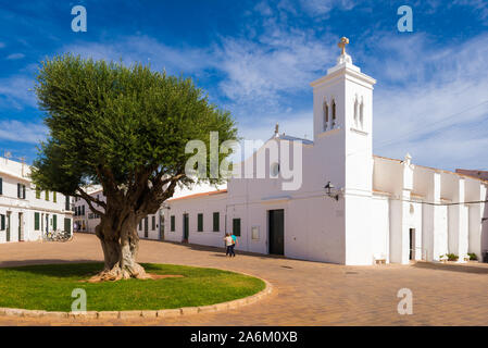 Menorca, Spanien - 12. Oktober 2019: Architektur der schönen Fornells Dorf im Norden von Menorca Stockfoto