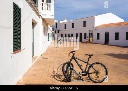 Menorca, Spanien - 12. Oktober 2019: Architektur der schönen Fornells Dorf im Norden von Menorca Stockfoto