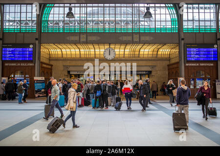 Wroclaw, Polen - Oktober 25, 2019: Die Menschen am Hauptbahnhof in Wroclaw, Polen. Stockfoto