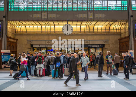 Wroclaw, Polen - Oktober 25, 2019: Die Menschen am Hauptbahnhof in Wroclaw, Polen. Stockfoto