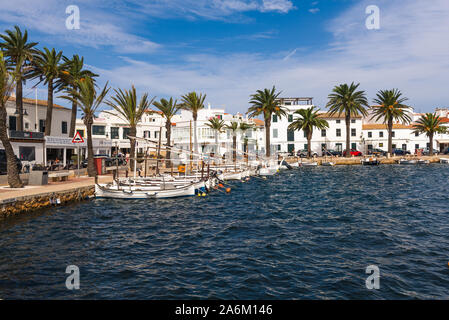 Menorca, Spanien - 12. Oktober 2019: Die Strandpromenade und Hafen in Fornells, Menorca, Spanien Stockfoto