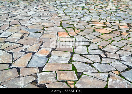 Steinboden in der Perspektive. Granit gepflasterten Gehsteig Hintergrund. Zusammenfassung Hintergrund eines Kopfsteinpflaster close-up. Stockfoto