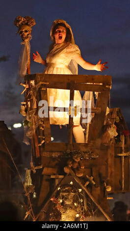 Menschenmassen beobachten die Macnas Halloween Parade seine Weise durch das Stadtzentrum von Galway. PA-Foto. Bild Datum: Sonntag, 27. Oktober 2019. Die Parade wurde mit dem Titel Danse Macabre. Siehe PA Geschichte soziale Halloween. Photo Credit: Niall Carson/PA-Kabel Stockfoto