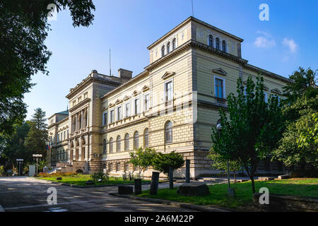 Varna, Bulgarien, 25. Oktober 2019. Blick auf das Archäologische Museum von Varna an einem sonnigen Herbsttag. Das Museum zeigt antike Artefakte und Goldstücke. Stockfoto