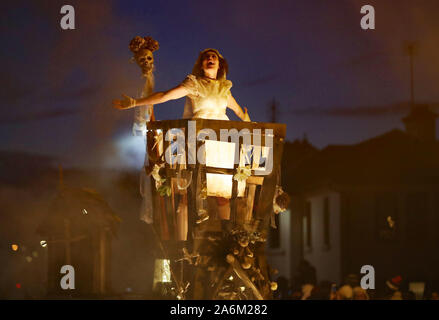 Menschenmassen beobachten die Macnas Halloween Parade seine Weise durch das Stadtzentrum von Galway. PA-Foto. Bild Datum: Sonntag, 27. Oktober 2019. Die Parade wurde mit dem Titel Danse Macabre. Siehe PA Geschichte soziale Halloween. Photo Credit: Niall Carson/PA-Kabel Stockfoto