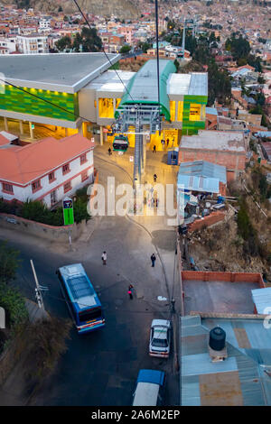 Einen malerischen Blick auf La Paz Stadt aus der Grünen Skytrain/Seilbahn Teleferico (Mi) bolivianischen Anden urbane Landschaften Stockfoto