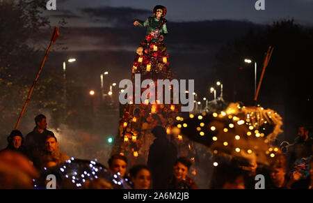 Menschenmassen beobachten die Macnas Halloween Parade seine Weise durch das Stadtzentrum von Galway. PA-Foto. Bild Datum: Sonntag, 27. Oktober 2019. Die Parade wurde mit dem Titel Danse Macabre. Siehe PA Geschichte soziale Halloween. Photo Credit: Niall Carson/PA-Kabel Stockfoto