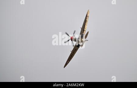 Supermarine Spitfire Mk XVIII (G-BUOS) durchführen an den Flying Legends Airshow am IWM Duxford am 14. Juli 2019 Stockfoto