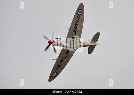 Supermarine Spitfire Mk XVIII (G-BUOS) durchführen an den Flying Legends Airshow am IWM Duxford am 14. Juli 2019 Stockfoto