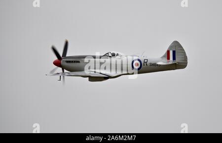 Supermarine Spitfire Mk XVIII (G-BUOS) durchführen an den Flying Legends Airshow am IWM Duxford am 14. Juli 2019 Stockfoto