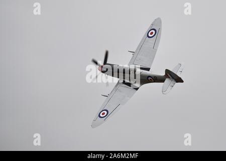 Supermarine Spitfire Mk XVIII (G-BUOS) durchführen an den Flying Legends Airshow am IWM Duxford am 14. Juli 2019 Stockfoto