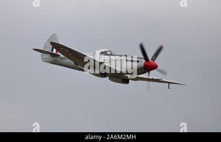 Supermarine Spitfire Mk XVIII (G-BUOS) durchführen an den Flying Legends Airshow am IWM Duxford am 14. Juli 2019 Stockfoto