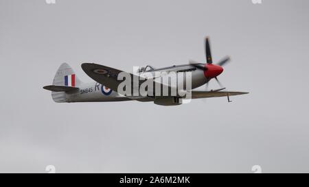 Supermarine Spitfire Mk XVIII (G-BUOS) durchführen an den Flying Legends Airshow am IWM Duxford am 14. Juli 2019 Stockfoto