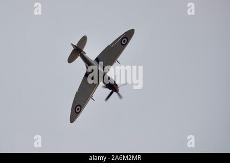 Supermarine Spitfire Mk XVIII (G-BUOS) durchführen an den Flying Legends Airshow am IWM Duxford am 14. Juli 2019 Stockfoto