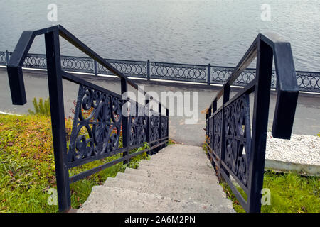 Gusseisen schmiedeeiserne Treppe im City Park. Bügeleisen Geländer. Stockfoto