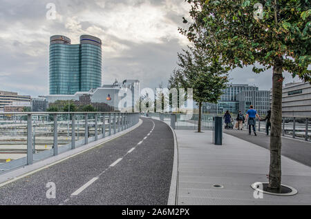 Utrecht, Niederlande, 13. Oktober, 2019: Blick entlang Moreelse Brücke über die Bahngleise, für Fußgänger und Fahrräder, bepflanzt mit Bäumen Stockfoto